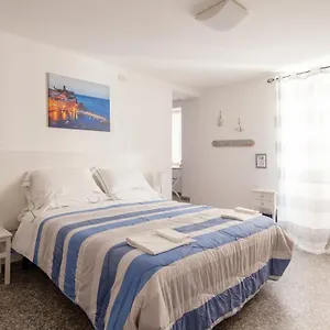 Ludovica Flat , Vernazza Italien